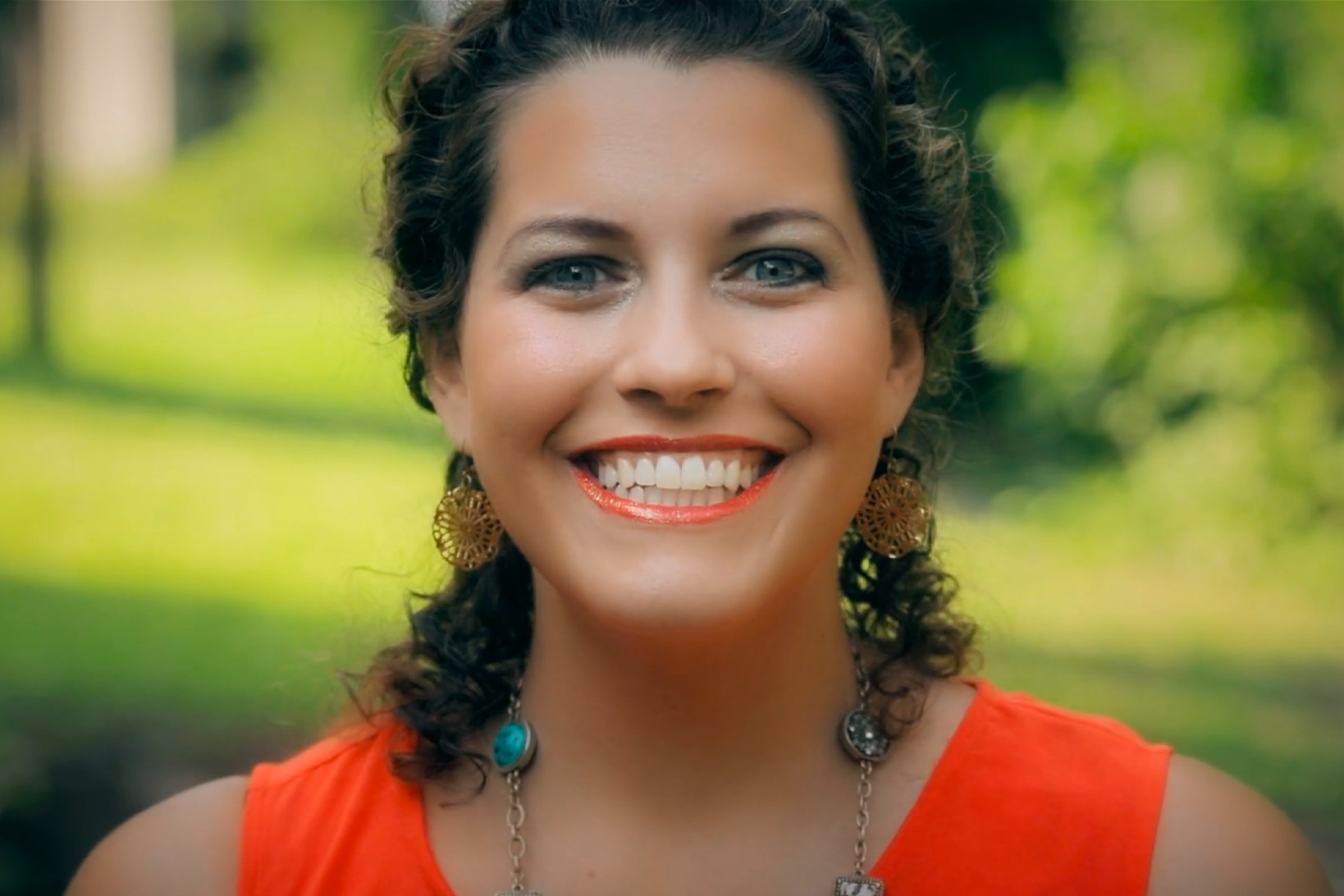 A portrait of a smiling Amber Morris outside.